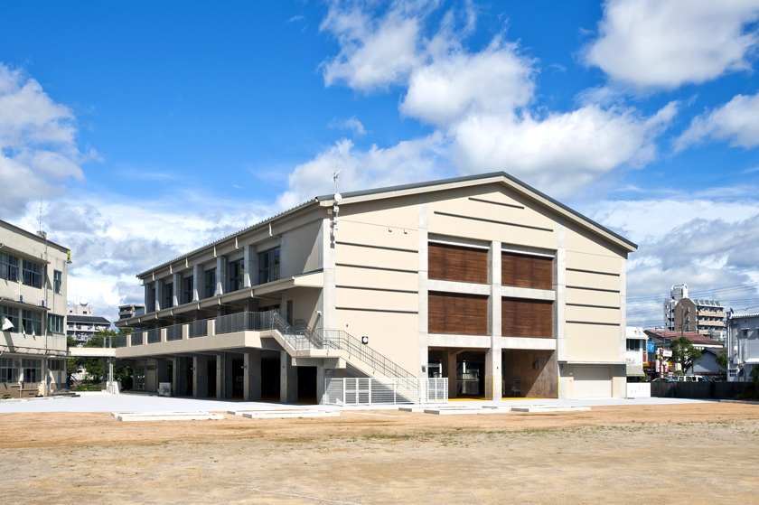 潮江東小学校体育館